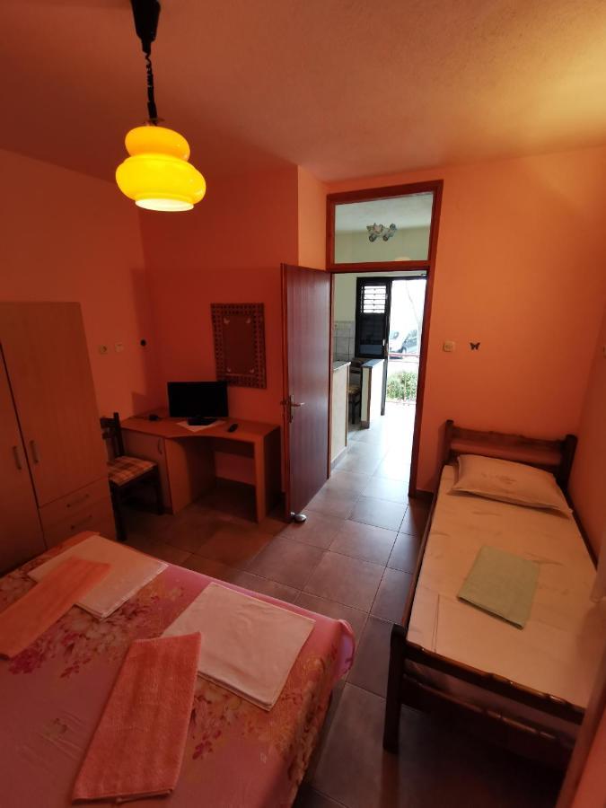 Apartmani Mate Vrban Karlobag Buitenkant foto