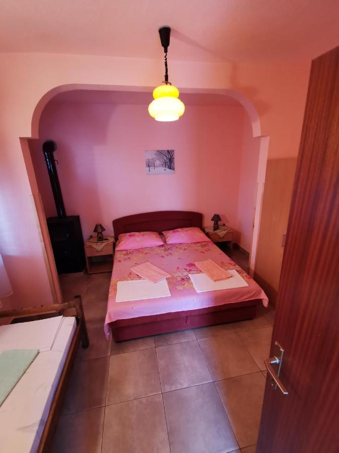 Apartmani Mate Vrban Karlobag Buitenkant foto