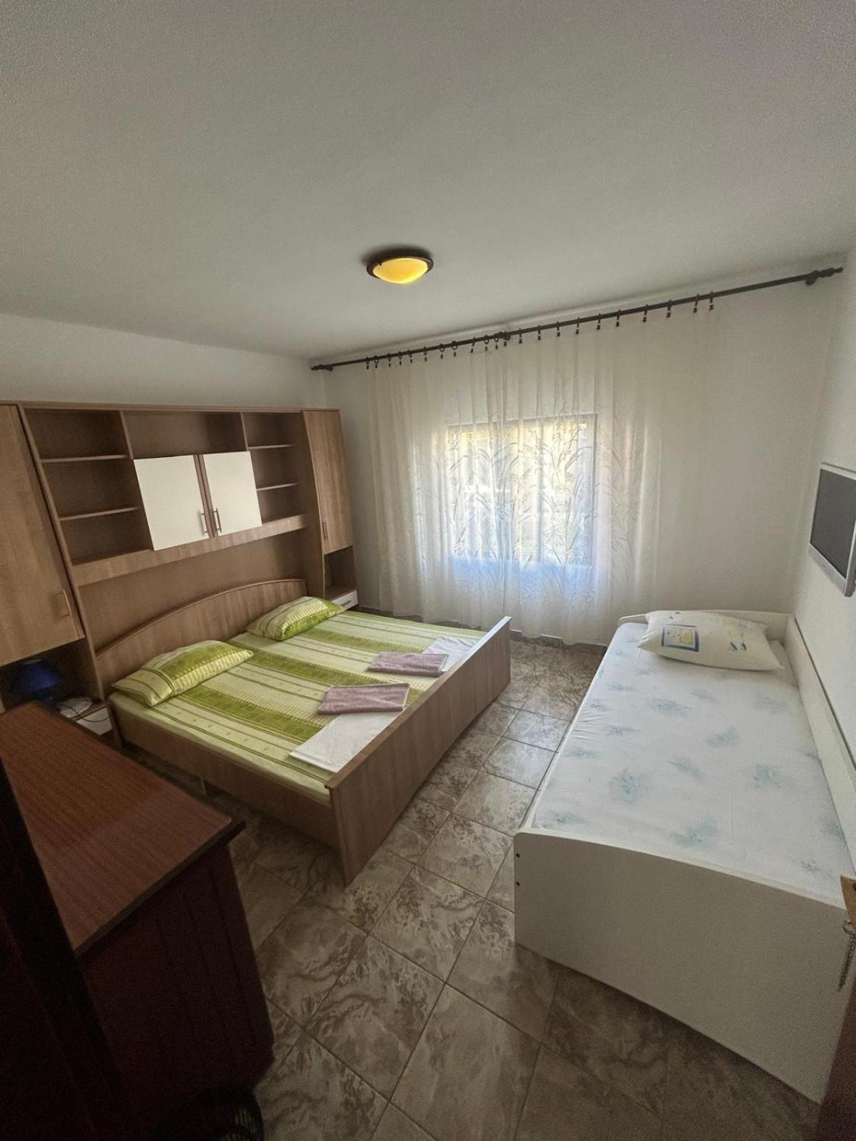 Apartmani Mate Vrban Karlobag Buitenkant foto