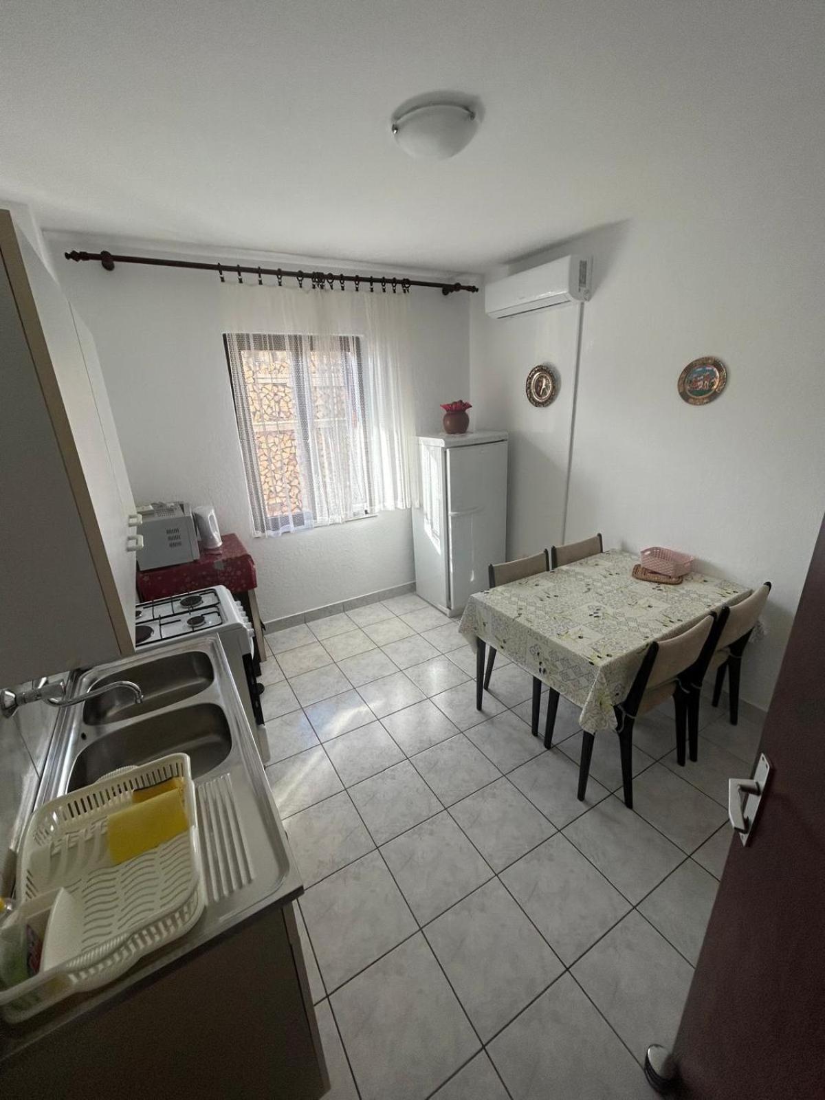 Apartmani Mate Vrban Karlobag Buitenkant foto