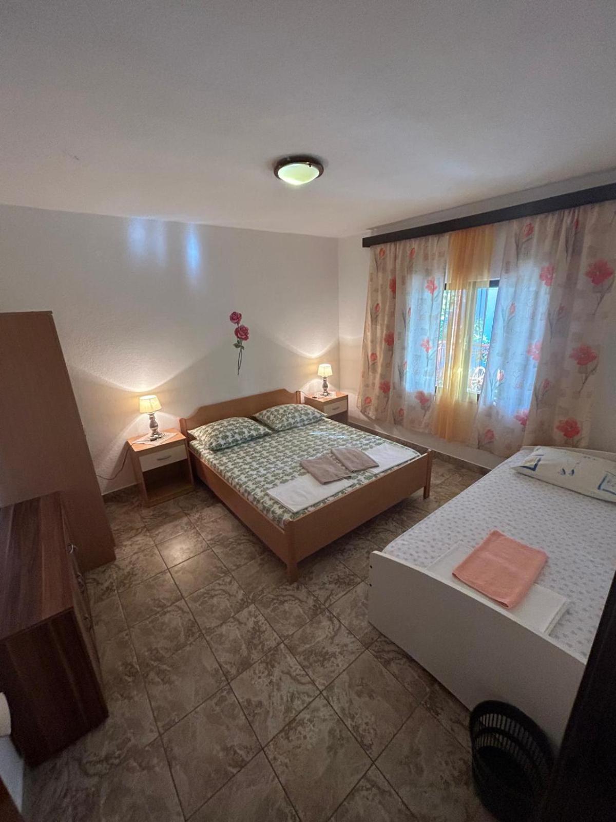 Apartmani Mate Vrban Karlobag Buitenkant foto