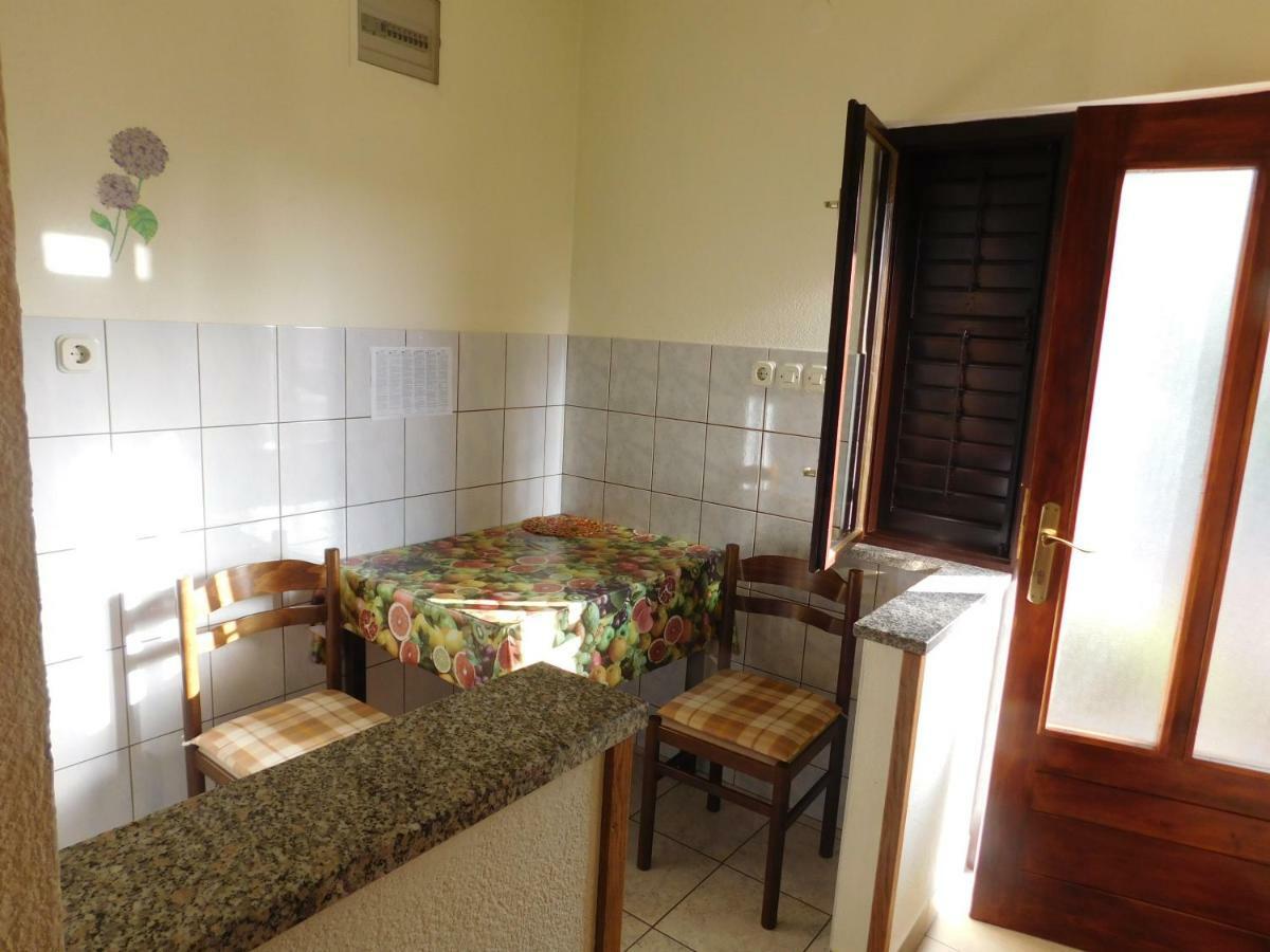 Apartmani Mate Vrban Karlobag Buitenkant foto